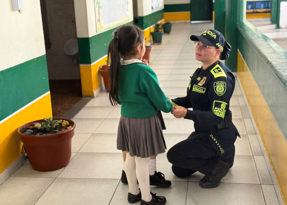 Policia_Caldas's tweet photo. 🚴‍♀️👨‍👩‍👧‍👦 En #Manzanares seguimos construyendo entornos seguros para nuestros niños, niñas y adolescentes. Con charlas sobre la Ley 2354, campañas preventivas y una ciclorruta familiar, fortalecemos la convivencia, la corresponsabilidad y la protección de la niñez. 👮‍♀️ https://t.co/PhYMeZNOAV