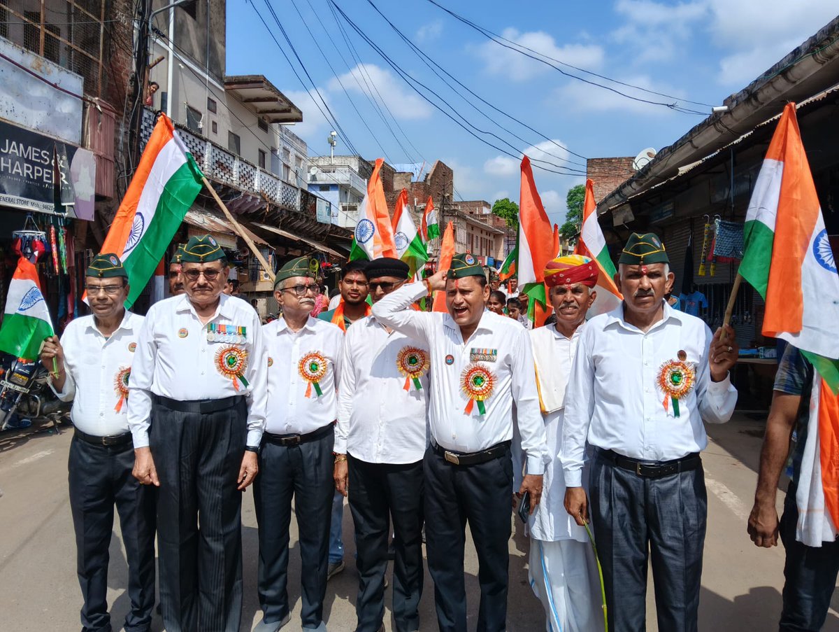 news21national's tweet photo. बाड़ी में कारगिल विजय दिवस पर वीरों को नमन, निकली भव्य तिरंगा रैली

#KargilVijayDiwas #Bari #Dholpur #IndianArmy #ExServicemen #News21 https://t.co/VJ8saRv1VX