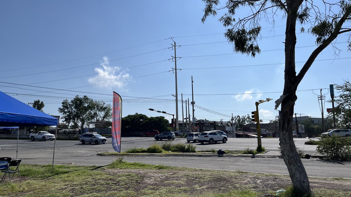 oaramirezch's tweet photo. @Trafico_ZMG @AgenciaAMIM @tonaladehoy @gobierno_tonala @SeguridadTon semáforos apagados en Tonaltecas al cruce con Independencia (Coyula, Tonalá). https://t.co/JLrAAw7774