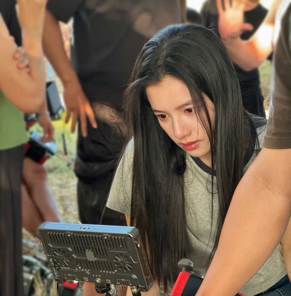 ladywitchx's tweet photo. my hardworking girlie ✨👸🏻🤍🎥#ZhangJingyi https://t.co/gREUwI1wAh