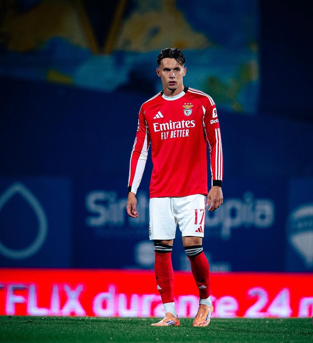 TekYolFener's tweet photo. Fenerbahçe, Benfica forması giyen 23 yaşındaki Amar Dedic'i transfer etmek istiyor. Bunun için Fenerbahçe'nin önce Nelson Semedo ile yollarını ayırması gerekiyor ve bu yakında gerçekleşebilir.

Oyuncunun piyasa değeri 20 milyon euro ancak Benfica'nın daha fazla bonservis bedeli isteyeceği tahmin ediliyor.

(🇧🇦 SportSport)