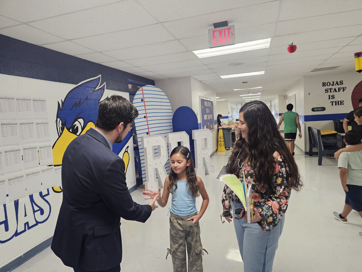 SAguirre_RES's tweet photo. Roadrunners met their new Principal @RRRojas_ES, new teachers, purchased uniforms, secured busses and more! Thank you to all who made our Roadrunner Meet&amp;Greet a success! #TogetherWeLearn #TogetherWeLead #TeamSISD https://t.co/cO4QvdF0p8