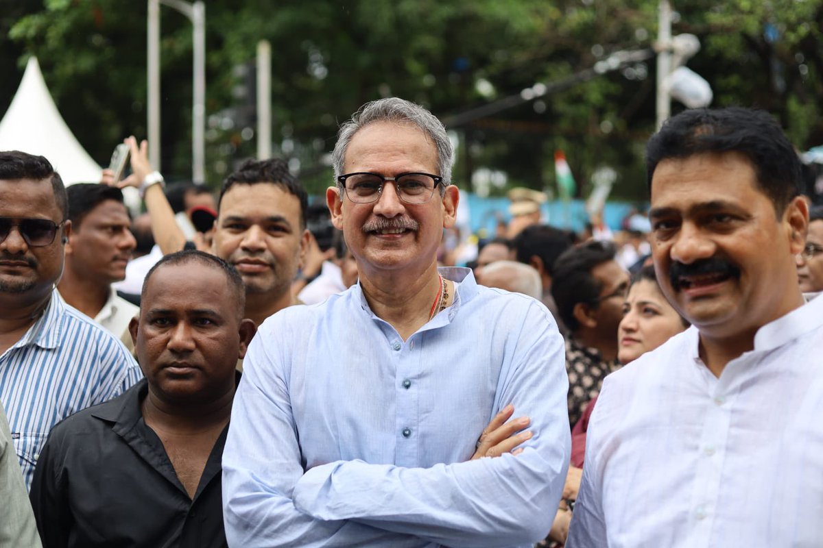 ianildesai's tweet photo. भारतातील नव्या दमाच्या पिढीने आणि विद्यार्थ्यांनी आपल्या हक्कासाठी उभारलेला संघर्ष अखेर फळाला आला. या अभूतपूर्व विजयाचा आनंद साजरा करण्यासाठी आयोजित 'तिरंगा विजय जल्लोष' कार्यक्रमात शिवसेना पक्षप्रमुख मा. श्री. उद्धवसाहेब ठाकरे आणि मनसे अध्यक्ष मा. श्री. राजसाहेब ठाकरे यांनी एकत्र येत सोनम वांगचूक जी, अभिजीत दीपके आणि देशातील तरुण पिढीचे कौतुक केले.
​देशातील तरुणांची वज्रमूठ किती शक्तिशाली आहे, हे जगाने पुन्हा एकदा पाहिले. "हीच एकजूट पुढेही कायम ठेवून अन्यायाविरुद्धचा लढा तीव्र करूया," असे आवाहन उद्धवसाहेबांनी केले.
​भारतमातेच्या जयघोषात हजारो तरुणांनी हुकूमशाहीचा पराभव साजरा केला. या प्रसंगी युवासेनाप्रमुख, शिवसेना नेते, आमदार आदित्य ठाकरे, मनविसे अध्यक्ष अमित ठाकरे यांच्यासह हजारो देशप्रेमी तरुण उपस्थित होते.

#TirangaVijayJallosh #Mumbai #ShivsenaUBT #AnilDesai