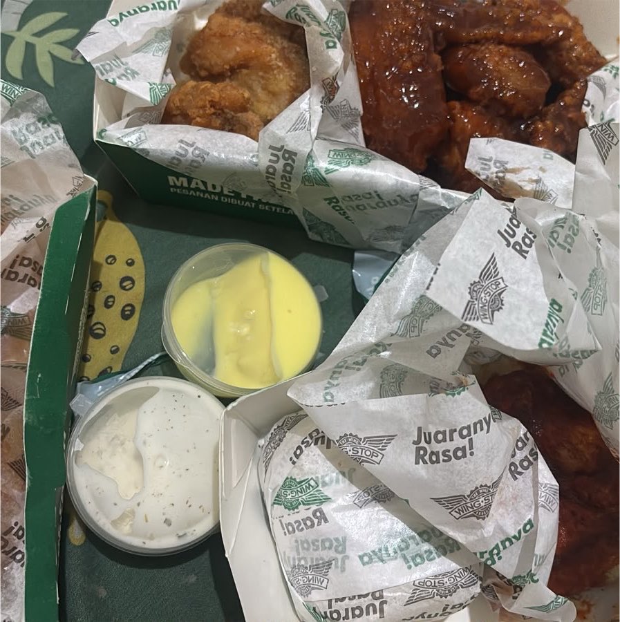 Drodooms's tweet photo. Wing stop date with the prettiest lady on earth❤️ https://t.co/w4kbxg2H2y