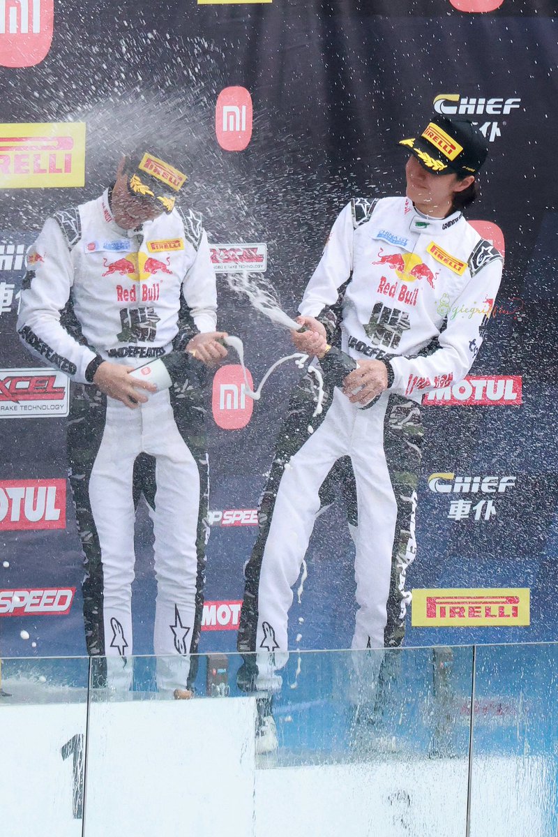 giegriffin's tweet photo. แกล้งพี่ Melvin สนุกเลยสินะอี้ป๋อ 😏

85RACING ENGINE ROARS
#WANGYIBOxRACE2CGT2026R3
#WangYibo #YIBO85 #85Racing https://t.co/fwQOPXJuce