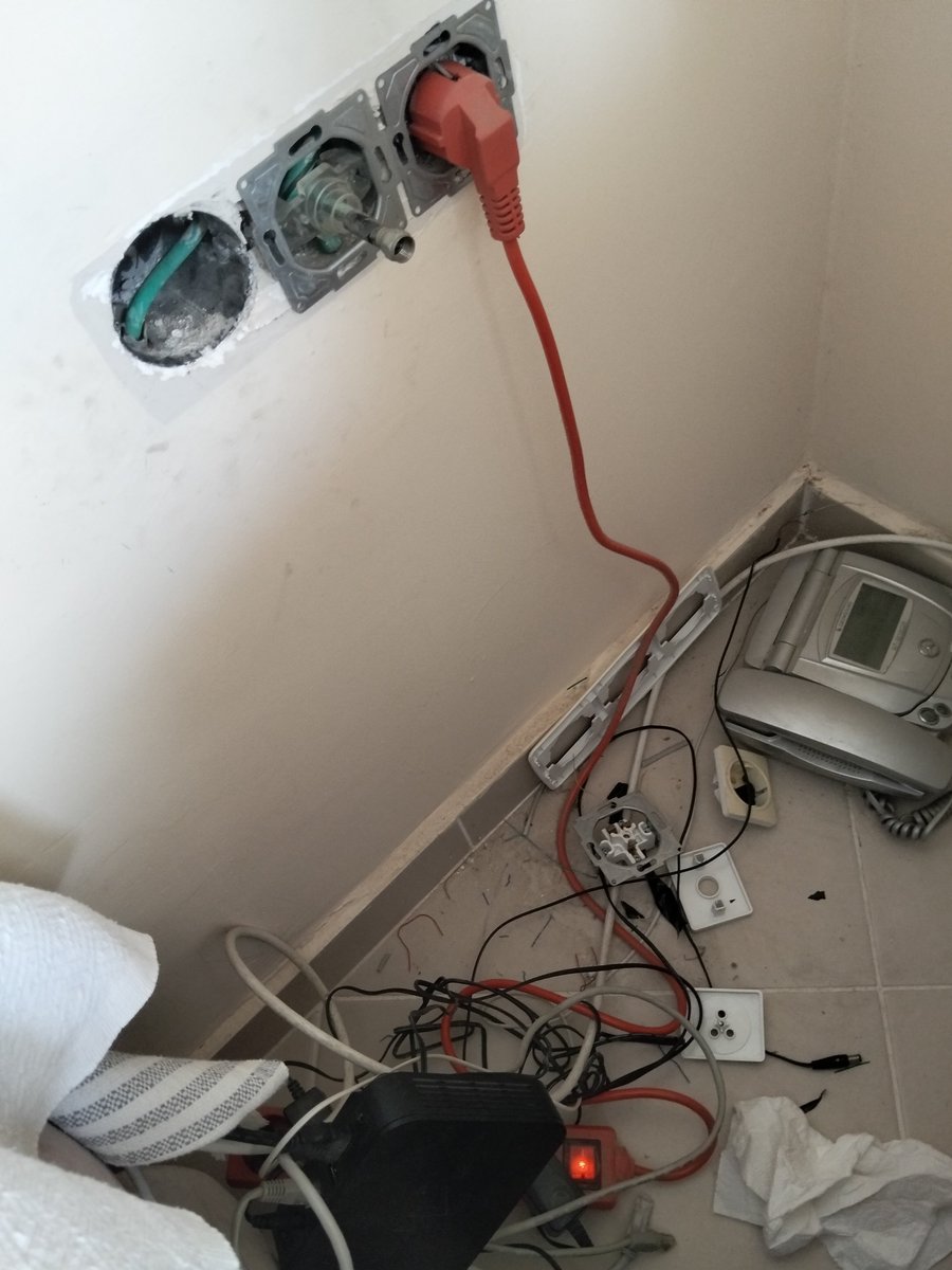 gozdesays's tweet photo. Günlerdir internet konusunda bu kadar mağduriyet yaşatılmaz. Yıllardır aboneliğimiz var, düşük hız internet sebebiyle arıza için aradığımız elemanımız kabloyu bu şekilde koparıp gitti ve 3 kere arıza kaydı + 1 şikayet kaydına rağmen bu şekilde hala. @TTDestek @TurkTelekom https://t.co/8m3dmqC0V0