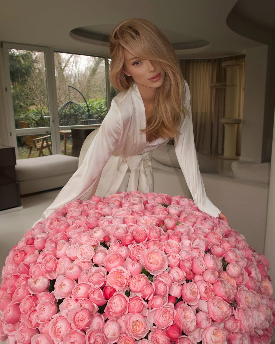 Dine199604's tweet photo. Become who you want to be🌹 https://t.co/jTqeUOAkbi
