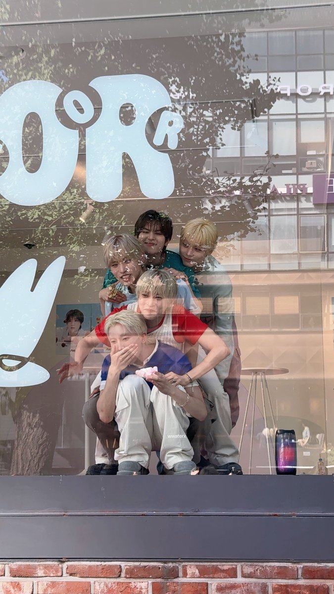 wwaterx's tweet photo. 260726 POW's Coloring Room

우리 컬러풀 🖍️🎨 @POW_grid 

#POW #파우 https://t.co/UACMSWs3sl