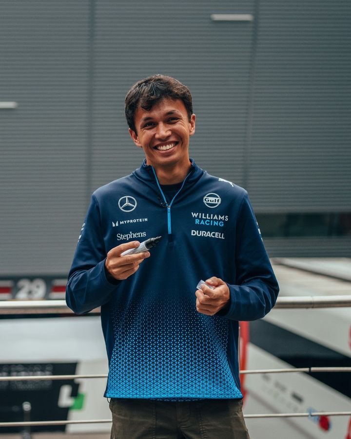 albonapinto's tweet photo. annual alex albon being a cutie patootie to distract from the disaster of a race!!! look at him guys!!! https://t.co/2iKKoxFjpk