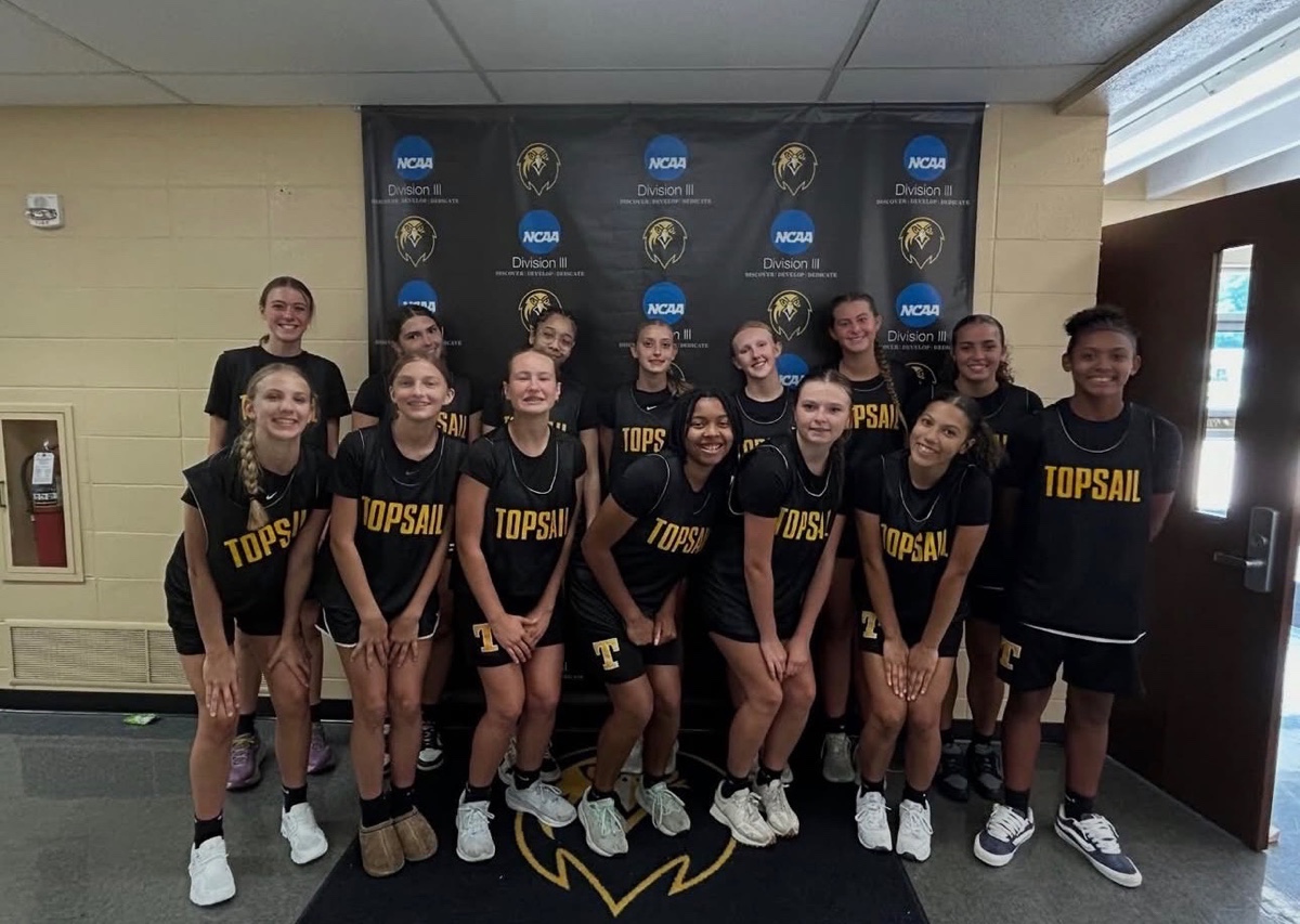 PaytonEverett30's tweet photo. My first high school team Camp @PfeifferWb was a great experience. Loved competing and growing together this summer. Thank you to Coach K and players for the tour. 💛🏴‍☠️ https://t.co/ZKyCUEj268