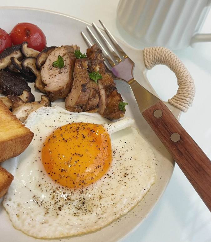 CelesteRayAnna's tweet photo. Checked todays breakfast off the listthe fried egg was a star performer, and the meat was absolutely topnotch After such a satisfying meal I feel ready to take on the world again 💪 #FoodieLife https://t.co/VjXUGdP99D