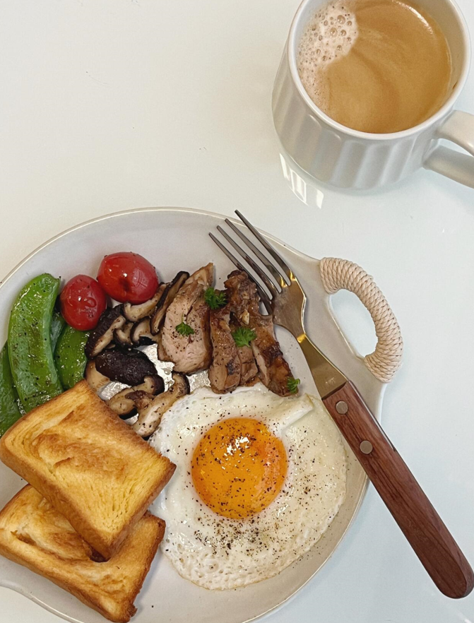 CelesteRayAnna's tweet photo. Checked todays breakfast off the listthe fried egg was a star performer, and the meat was absolutely topnotch After such a satisfying meal I feel ready to take on the world again 💪 #FoodieLife https://t.co/VjXUGdP99D