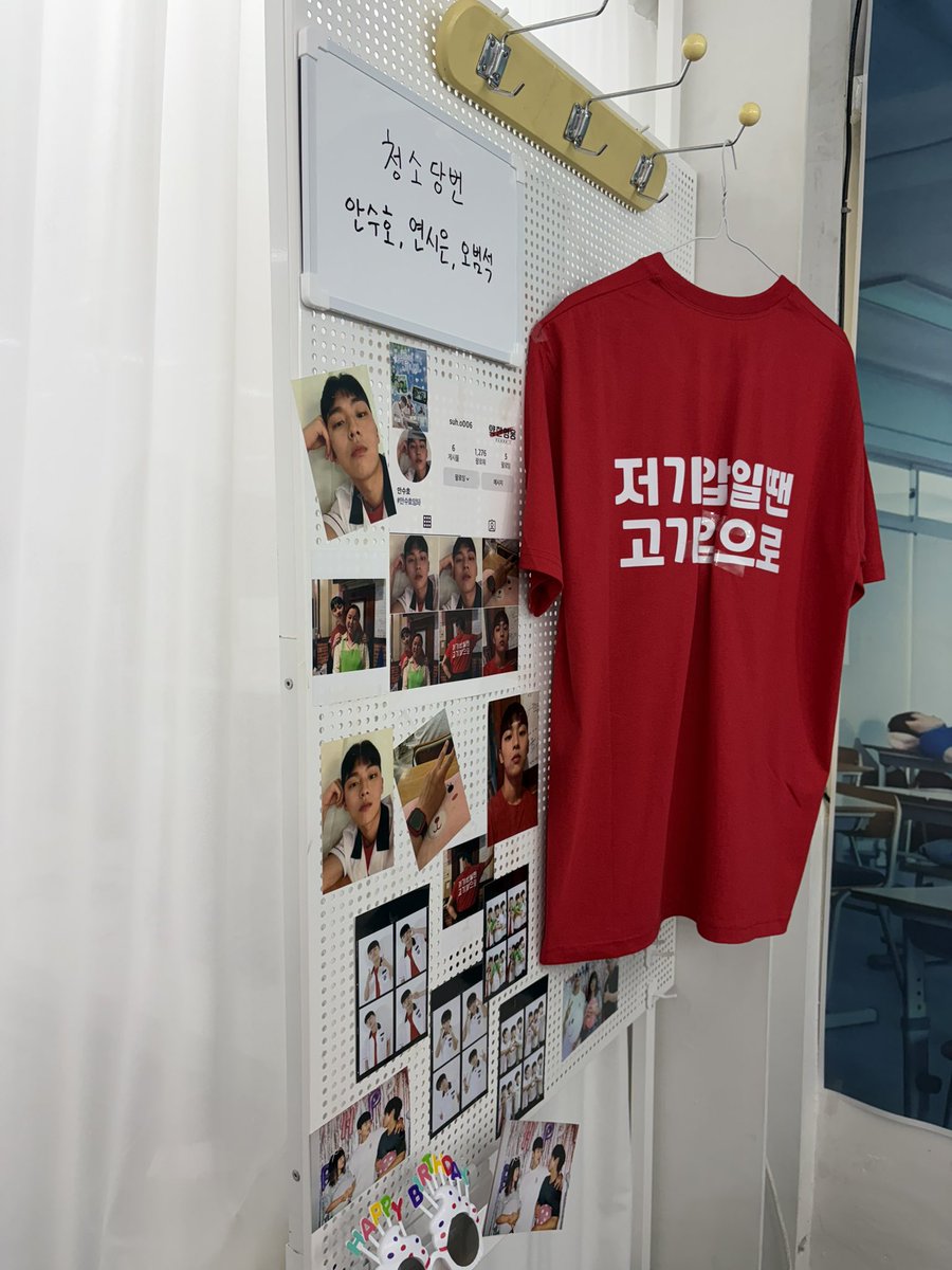 _sasisusiso's tweet photo. #여름이_지나도_여전히 
진짜,, 벽산고 1-6에 들어 온 느낌이였어요 미감이 미쳤습니다 진짜 ㅜㅜ 벽면에 걸려있던 대사들 보고 증말 울컥했어요.. 그리고 특전이 진짜 너무 예뻤어요!!! 럭드도 크…👍🏻👍🏻 잠시나마 벽산고 학생이 될 수 있어서 행복했어요 https://t.co/aEzoB9PAPM