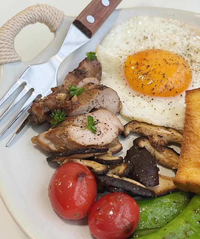 CelesteRayAnna's tweet photo. Checked todays breakfast off the listthe fried egg was a star performer, and the meat was absolutely topnotch After such a satisfying meal I feel ready to take on the world again 💪 #FoodieLife https://t.co/VjXUGdP99D