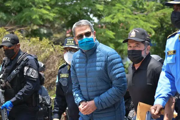 bflores_hn_'s tweet photo. Regresó el matón mayor 
Regresó el que cerró medios 
El que encarceló periodistas 
El que vendió el país a pedazos 
El que ordenaba crímenes de Estado 
El que se alió con maras para reelegirse 
El que inundó EEUU hasta las narices de droga
El que tenía comandos de destrucción 
El que robó a manos llenas (Inversiones del Río) 
El que drenó fondos públicos (Fundeih y Fundeimh) 
El que purgó policías honestos y dejó a mafiosos 
El que instrumentalizó la Policía y FFAA en narco
El que conspira para volver a reelegirse en 2029

"Hegel dice en alguna parte que todos los grandes hechos y personajes de la historia universal aparecen, como si dijéramos, dos veces. Pero se olvidó de agregar: una vez como tragedia y la otra como farsa", Carlos Marx, libro el 18 Brumario de Luis Bonaparte. 

¿Qué carajos votaron los hondureños en 2025?