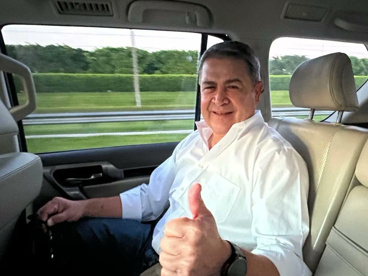 bflores_hn_'s tweet photo. Regresó el matón mayor 
Regresó el que cerró medios 
El que encarceló periodistas 
El que vendió el país a pedazos 
El que ordenaba crímenes de Estado 
El que se alió con maras para reelegirse 
El que inundó EEUU hasta las narices de droga
El que tenía comandos de destrucción 
El que robó a manos llenas (Inversiones del Río) 
El que drenó fondos públicos (Fundeih y Fundeimh) 
El que purgó policías honestos y dejó a mafiosos 
El que instrumentalizó la Policía y FFAA en narco
El que conspira para volver a reelegirse en 2029

"Hegel dice en alguna parte que todos los grandes hechos y personajes de la historia universal aparecen, como si dijéramos, dos veces. Pero se olvidó de agregar: una vez como tragedia y la otra como farsa", Carlos Marx, libro el 18 Brumario de Luis Bonaparte. 

¿Qué carajos votaron los hondureños en 2025?