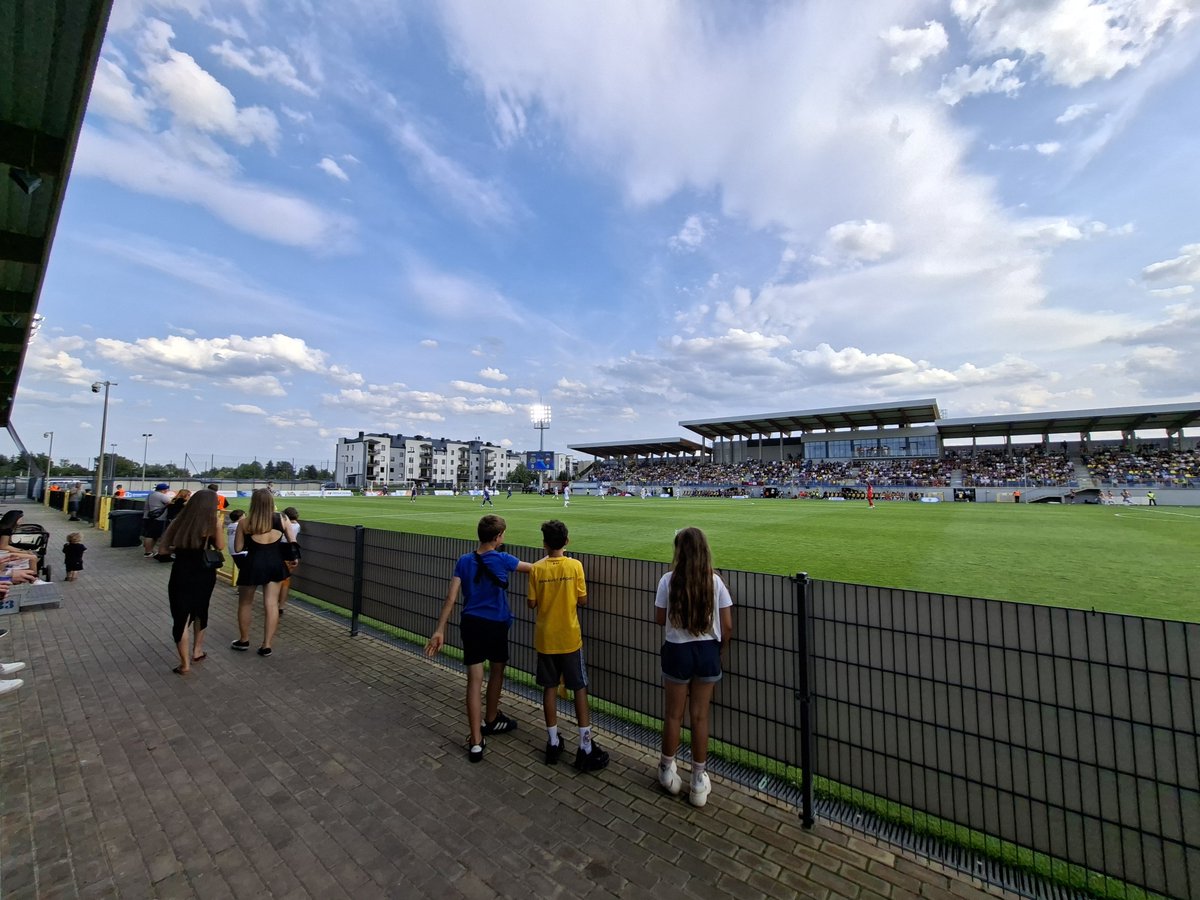DebekTomek's tweet photo. No to rozpoczynamy sezon 26/27. 1. Liga w Skierniewicach, Unia - Stal Mielec. Kolejka do wejścia potężna, ale w miarę szybko rozładowana 😅 Piwo Cieszyn 15 pln, gięta też jest (nie pytałem po ile, bo prosto z grilla przyjechałem :P). Do przerwy 0:1 #meczing #groundhopping https://t.co/UpjcZkyPkG