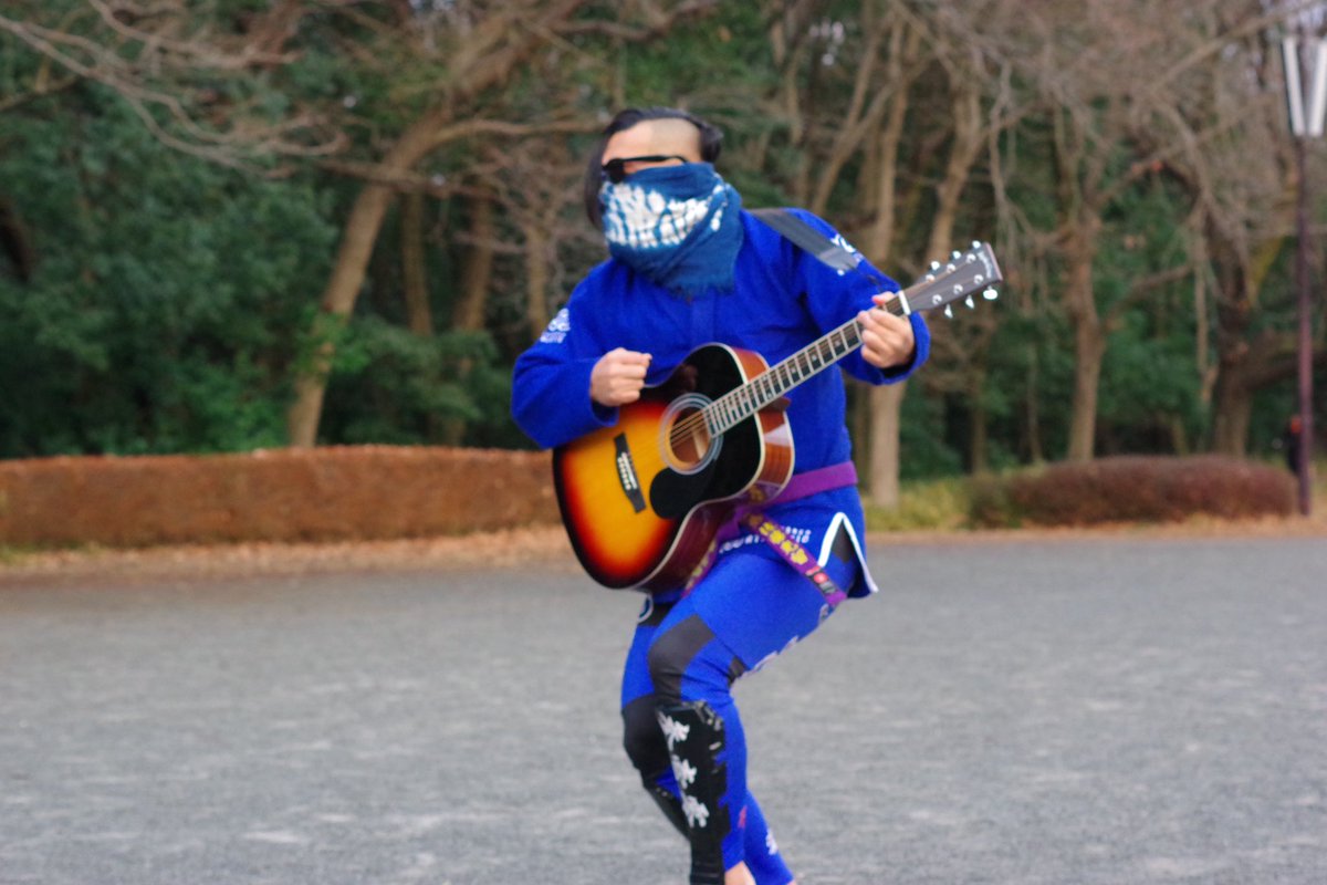 hikaru310paipan's tweet photo. 死に向かって走る訳じゃないが、長生きするために毎日を過ごせない。
5月25日のリングで動かぬ身体を何とか揺らしてジャンピングハイを打った。あの時、落ちる自分をコントロールなんて出来なかった。打ちどころが悪ければ死んでたと思う。
病院で小脳梗塞になった時、このままだと死ぬんだと感じてナースコールを押した。
1.8回死にかけたのよ。
身体が動く状態で戻れたのは、治しなさいという何かの指示だと信じている。
が、危ない事は全て捨てて、命を大切にしなさいと言われている…とはマジで1ミリも感じない。
プロレスが人生の使命であるなんて腐敗臭のする事は言わないが、どんなに病院のベッドで「もしプロレス辞めたら何するか」を何度考えてもプロレスに戻って来るという不出来なフローチャートみたいな事になったのよ。
軽く見えた死の淵を、プロレスにしてやるぜマッタク。
ちなみに「青木篤志がまだ来るなと戻した」みたいに美談にする人がいるが、どちらかというと隊長はその辺に無頓着で来るならどうぞというタイプ。
プロレスラーを美談の種にし過ぎるとロクな事はないぞ。
#というね