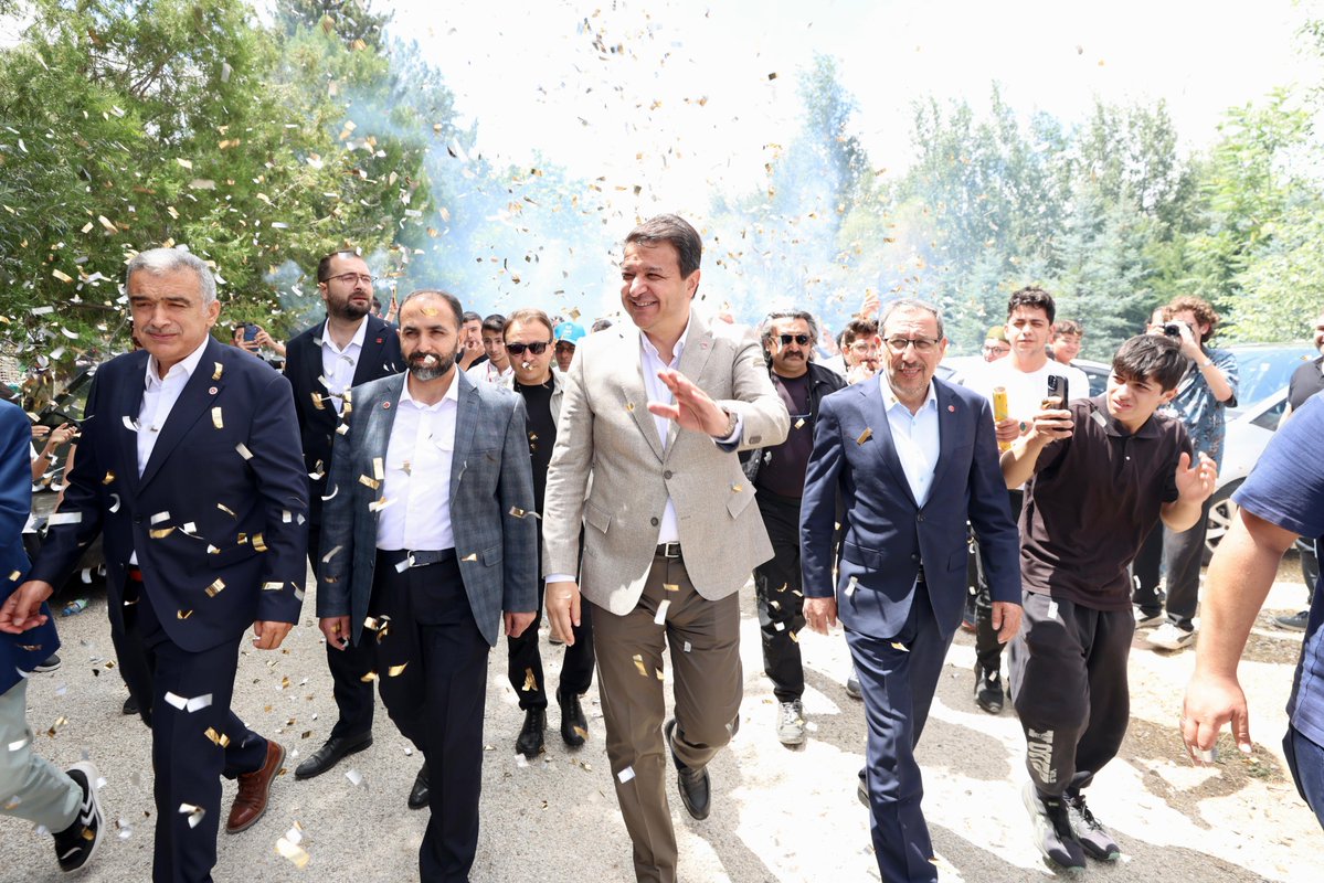 hsynsaydam's tweet photo. Genel Başkanımız Mahmut Arıkan'ın da katıldığı, Konya İl Teşkilatımızın düzenlemiş olduğu Saadet Pikniği programında teşkilatlarımızla buluştuk. 
Sarayönü'nde bir tarlada hasata katıldık. Evimize gelen ekmeğin ne zorluklarla üretildiğine şahit olduk. Merhum Ladikli Hacı Ahmet Ağa'nın kabrini ziyaret ettik. Ve bir dizi ziyaret programları icra ettik.
Güzel coşkulu, dolu dolu bir program oldu. İl Teşkilatımıza, ev sahibi Sarayönü İlçe Teşkilatımıza ve tüm emeği geçen kardeşlerimize teşekkür ederim.