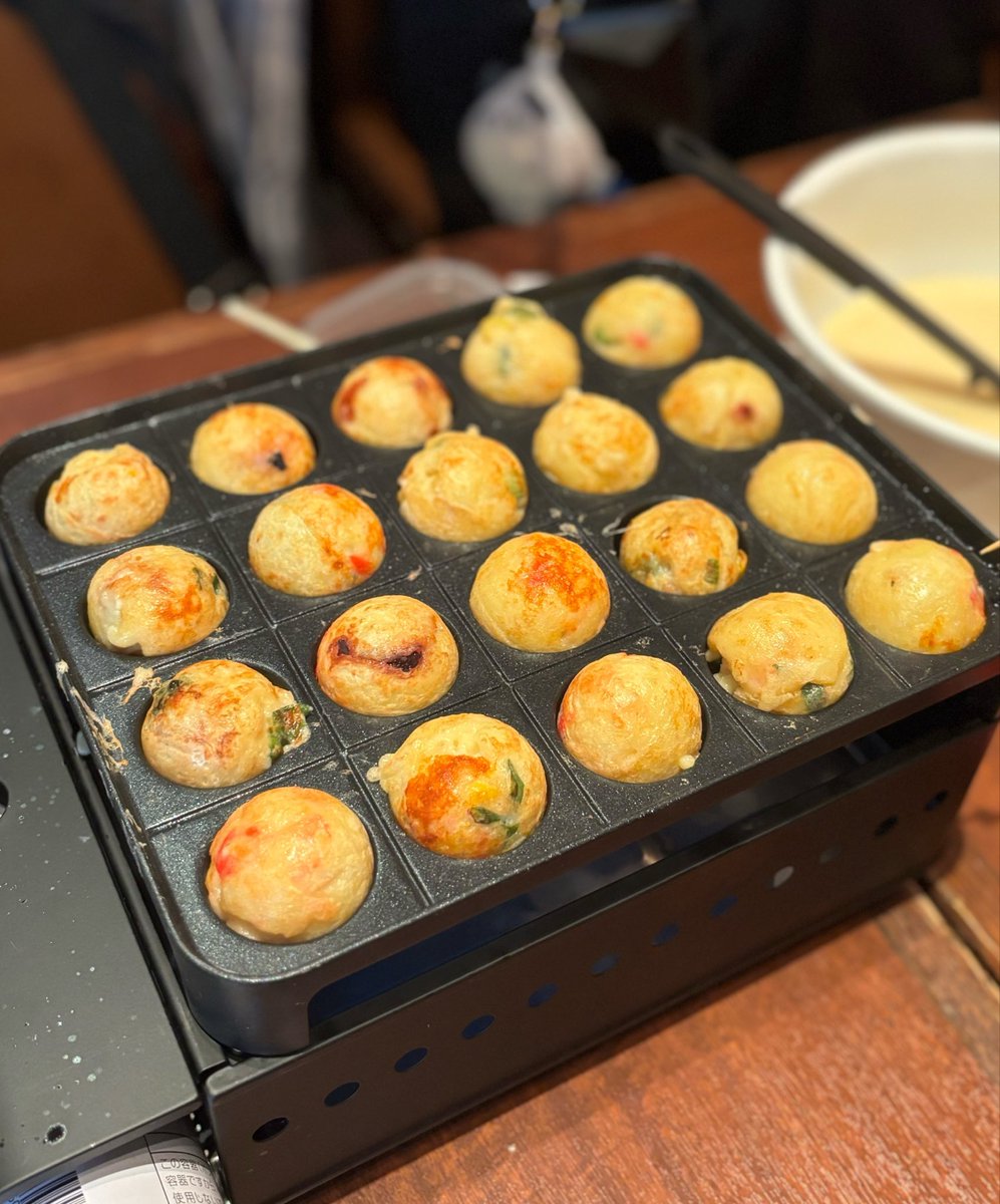 _hononomafu98's tweet photo. たこ焼きがどんどん美味しそうになっていくの図。
椎名さんにも美味しそうと褒められた🤭
同じグループだった方々(特に関西出身のプロ!) のおかげです、感謝🙏✨
1部も2部も楽しいテーブルで、ライブに続きタコパも超楽しかったです🎶
次があれば絶対行くと心に決めました♡
#椎名慶治 #夏祭り #タコパ https://t.co/PQ1EWTgRga