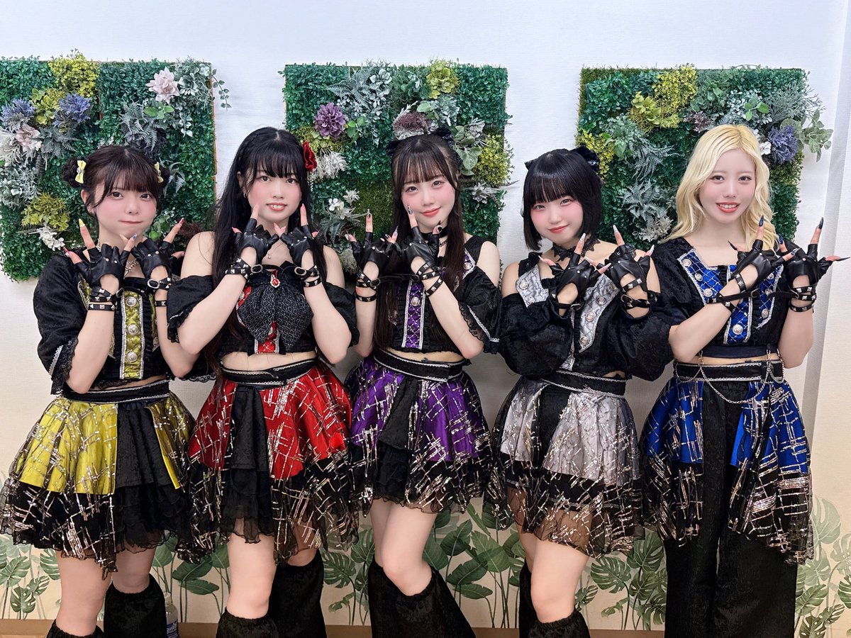 xenosymphony's tweet photo. 【♱ #ゼノシンライブ映像 ♱】

本日はこのメンバーで迎えるラストライブにご来場��ただき、誠にありがとうございました

たくさんの出会いと、皆様と過ごした最高の時間に心より感謝いたします。

最後までゼノシンフォニーを応援してくださった皆様、本当にありがとうございました❗️

❶  🏰 渋谷VIDENT
『しろもんといっしょ～夏だ！ライブだ！大集合SP！～』

＜SET LIST＞
M1.   Star Sky
M2. LS
M3.   Mad Silence
M4.  If I...
M5.   F Trick

.

❷ 🏰 TwinBoxAKIHABARA
『NEW SKYZ IDOL PARTY』

＜SET LIST＞
M1.  F Trick
M2.  XENO
M3. Godly Tune
M4.  DANANA

#ゼノシン