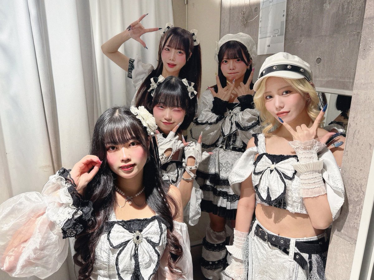 xenosymphony's tweet photo. 【♱ #ゼノシンライブ映像 ♱】

本日はこのメンバーで迎えるラストライブにご来場��ただき、誠にありがとうございました

たくさんの出会いと、皆様と過ごした最高の時間に心より感謝いたします。

最後までゼノシンフォニーを応援してくださった皆様、本当にありがとうございました❗️

❶  🏰 渋谷VIDENT
『しろもんといっしょ～夏だ！ライブだ！大集合SP！～』

＜SET LIST＞
M1.   Star Sky
M2. LS
M3.   Mad Silence
M4.  If I...
M5.   F Trick

.

❷ 🏰 TwinBoxAKIHABARA
『NEW SKYZ IDOL PARTY』

＜SET LIST＞
M1.  F Trick
M2.  XENO
M3. Godly Tune
M4.  DANANA

#ゼノシン