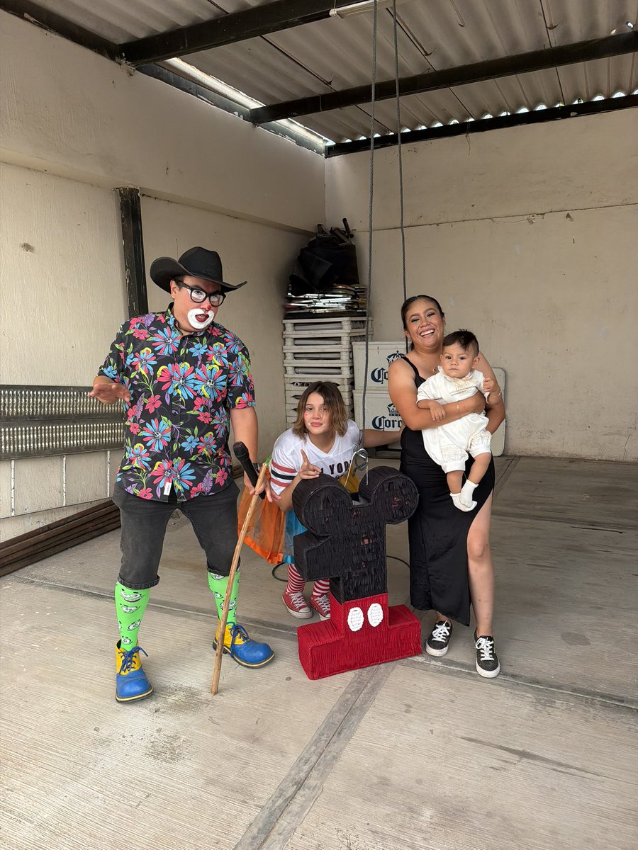 ChocolatePayaso's tweet photo. “Lo peor que me pasó hoy sábado es darme cuenta que es jueves” 😂🥳😂🤡 Gracias a Julián y a su familia por hacernos partícipes de tu fiesta!! 🥳 Un placer estar con ustedes en San Juan Evangelista #Lomejordelomejor #PayasoReydeChocolate #PayasitasCajitasdeChocolate https://t.co/0WTawpVuIq