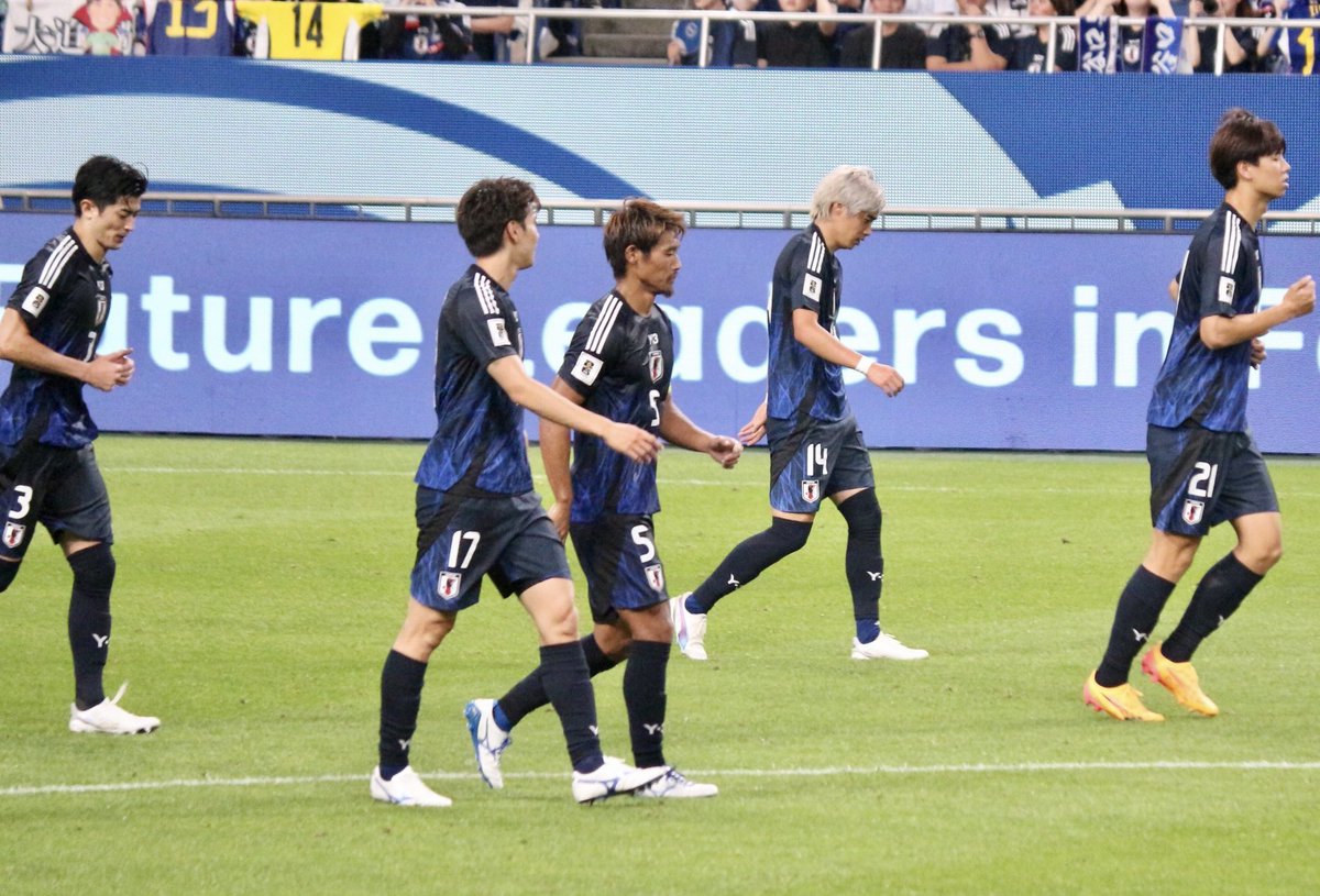 kuusoccer7's tweet photo. SAMURAI BLUE🇯🇵試合振り返り
🔹2024.9.5
vs 中国代表@埼玉スタジアム

後半🔥
純也ゴール！
高井くんは控えめにみんなの輪の中へ🤭
復帰した純也のゴールは選手達もサポーターもみんな嬉しかったですね👏
純也はゴール裏に頭をペコリ🕴️

#サッカー日本代表 #SAMURAIBLUE #伊東純也 #高井幸大 https://t.co/lQ29LV7XHd