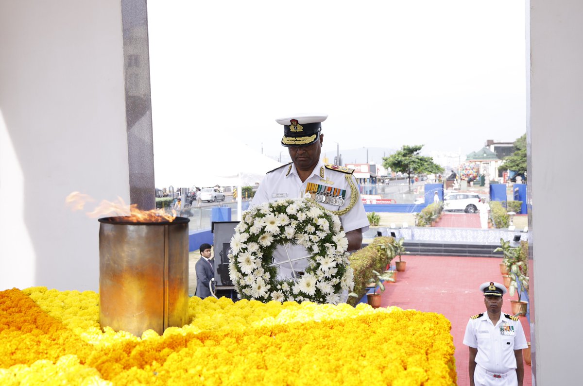 IN_HQENC's tweet photo. 🇮🇳On the solemn occasion of the 27th #KargilVijayDiwas, #EasternNavalCommand conducted a Wreath Laying Ceremony at the 'Victory at Sea' War Memorial, RK Beach, Visakhapatnam, paying homage to the brave heroes of Operation Vijay who made the supreme sacrifice during the Kargil War.

Vice Admiral Susheel Menon, Chief of Staff, Eastern Naval Command, laid a floral wreath at the War Memorial, joined by Col V Samuel Prakash and Group Capt P Shyam Kumar, representing the Army and Air Force respectively. A ceremonial 50-men Guard was paraded, followed by a two-minute silence in honour of the courage, valour and selfless sacrifice of the Operation Vijay heroes.

#IndianNavy #IndianArmy #IndianAirforce #KargilVijayDiwas2026 #OperationVijay