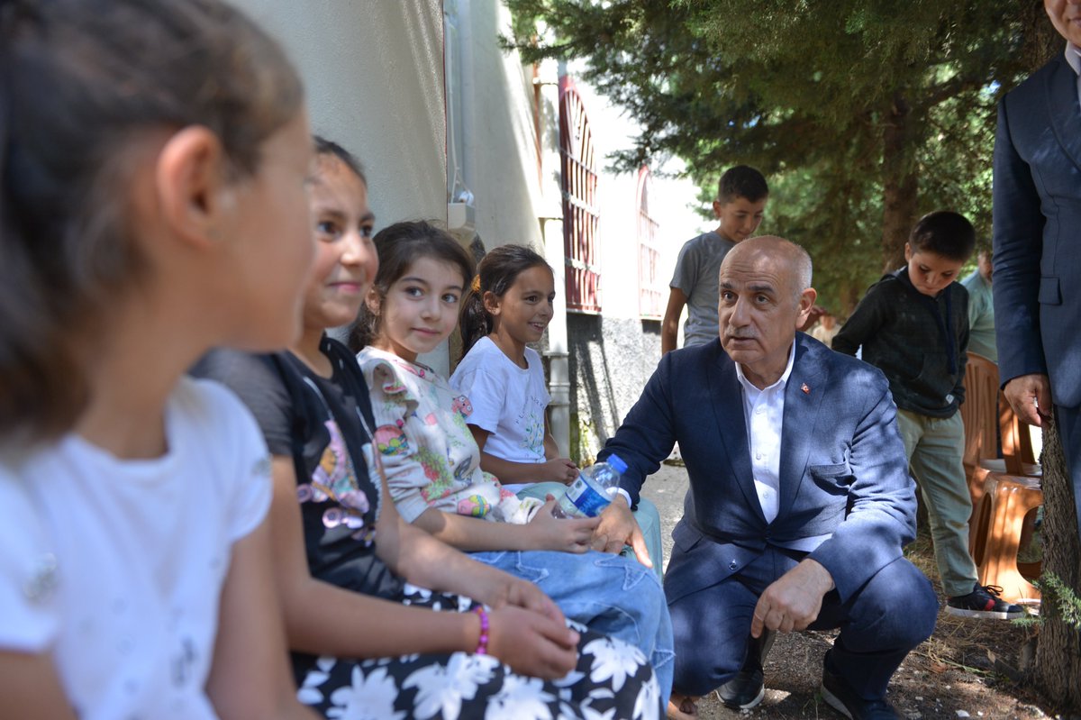 VahitKirisci's tweet photo. #Türkoğlu Çakıroğlu Mahallemizde kıymetli hemşehrilerimizle bir araya gelerek, talep ve önerilerini dinledik. 

İhtiyaçları yerinde tespit etmek ve istişare ederek çözüm üretmek için her mahallede, her sokakta vatandaşlarımızla yan yana, gönül gönüle olmaya devam edeceğiz. https://t.co/odfwlF3jR7