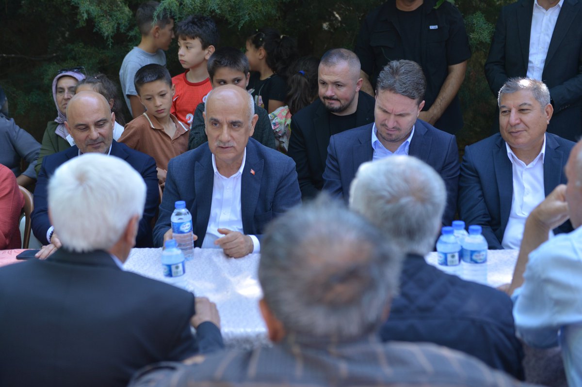 VahitKirisci's tweet photo. #Türkoğlu Çakıroğlu Mahallemizde kıymetli hemşehrilerimizle bir araya gelerek, talep ve önerilerini dinledik. 

İhtiyaçları yerinde tespit etmek ve istişare ederek çözüm üretmek için her mahallede, her sokakta vatandaşlarımızla yan yana, gönül gönüle olmaya devam edeceğiz. https://t.co/odfwlF3jR7