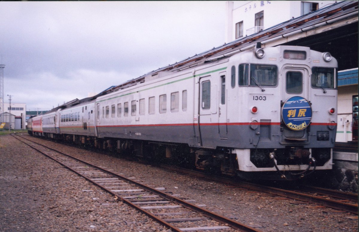 kanu165's tweet photo. TOMIX製品をどうしようか考えるにあたって手持ちの写真を見返していたら、1999.7.29朝の写真を発見。
キハ480+キハ182+スハネフ14+キハ56+キハ400…の編成。
冷静に見ればイカれた組み合わせ… https://t.co/VX6Flqldql