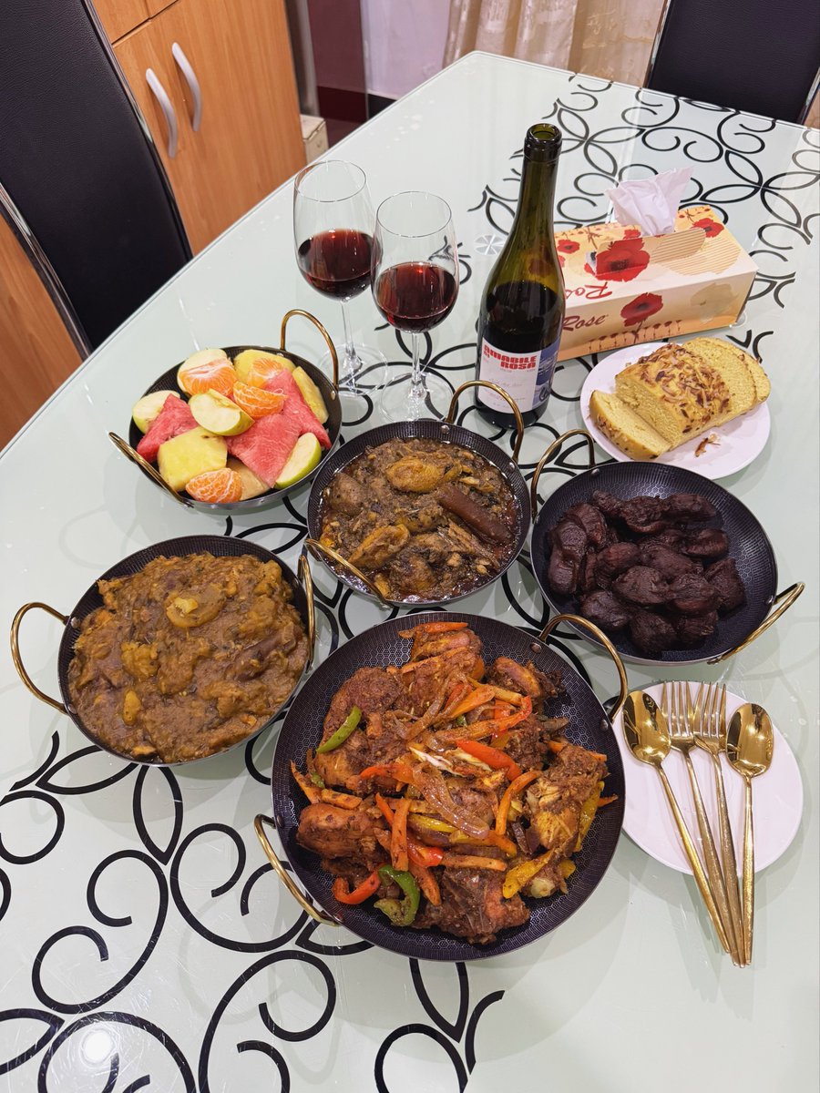 MrMekzy_'s tweet photo. Sunday Lunch! Feed the body that works the money. No rice Sunday.🙂‍↔️😍🍖🥔🍷 https://t.co/7jZEXKcu5F