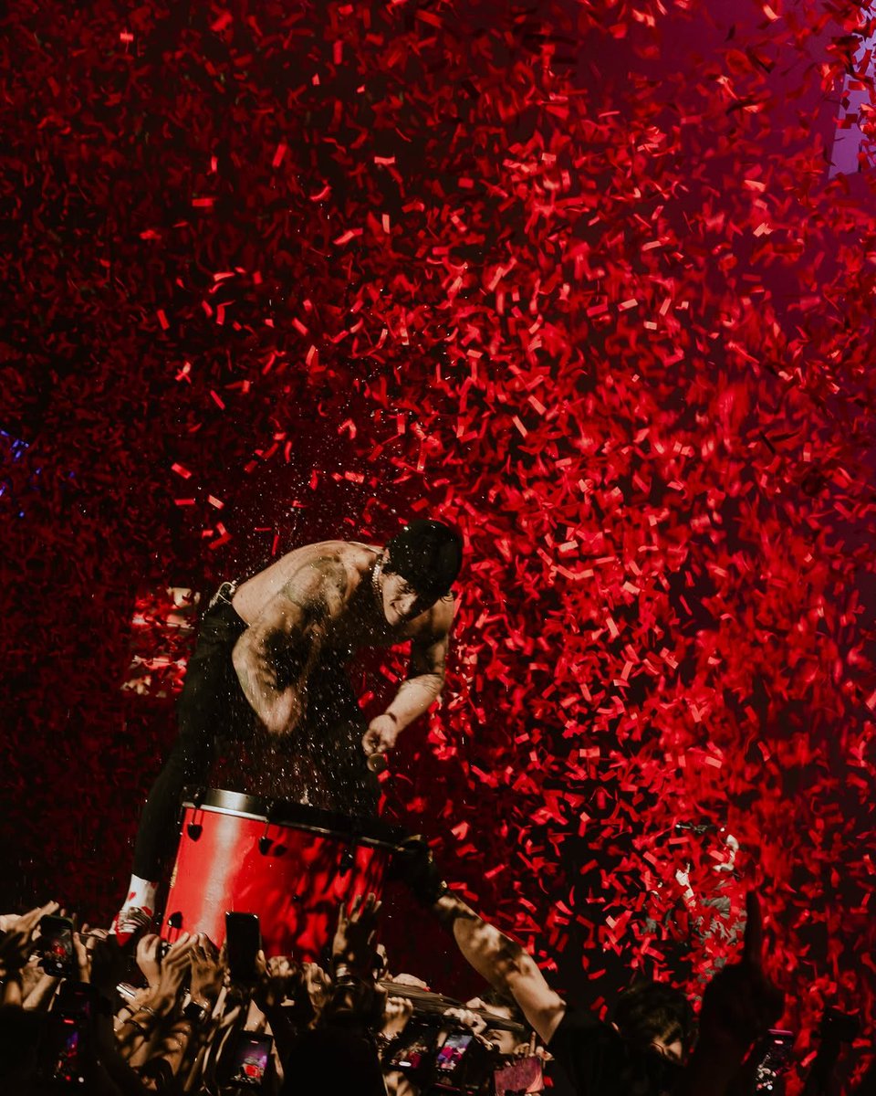 TOPUPDATERS's tweet photo. Twenty One Pilots at the Plaéo festival via ameliechatellard on Instagram https://t.co/fFyPY9EsEZ