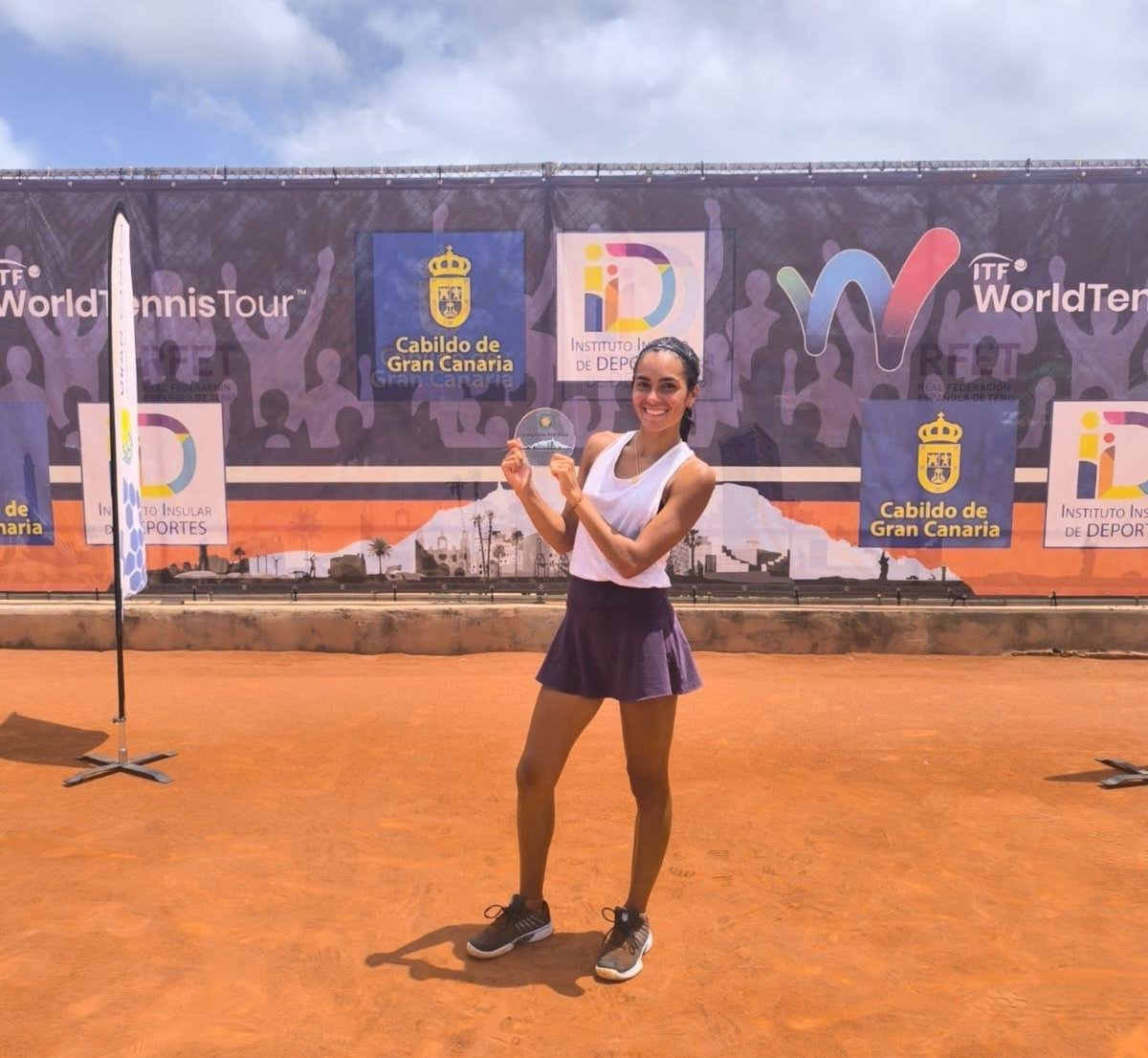 fedetenismadrid's tweet photo. 🏆  ¡Campeona en el ITF W15 de Las Palmas de Gran Canaria!
💪🏻  La madrileña Carmen Gallardo ha logrado este domingo el segundo título ITF de su carrera. 
👏🏻  ¡Enhorabuena! https://t.co/paFEyljgCQ