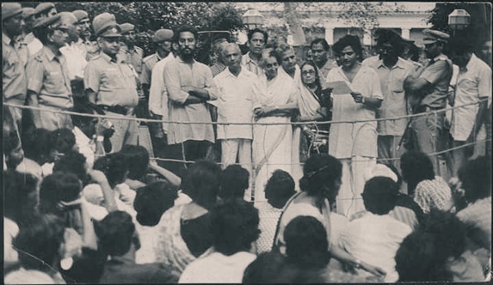 IndiaHistorypic's tweet photo. 1970s :: PM Indira Gandhi Meeting and Listening to Demands of Protesting Students of Jawaharlal Nehru University ( JNU ) https://t.co/3hpuZEzlcc