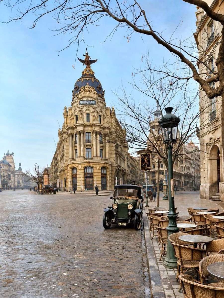 CruceroClick's tweet photo. C/Alcalá con Gran Vía, con el Edificio La  Unión y el Fénix (actualmente Metrópolis) en el centro. Madrid, hacia 1918

📷 Luis Lladó. Coloreada.

https://t.co/sXamWKnfC2 

 #madrid #madridantiguo #callealcala #granvia https://t.co/fhVsP51Gzh