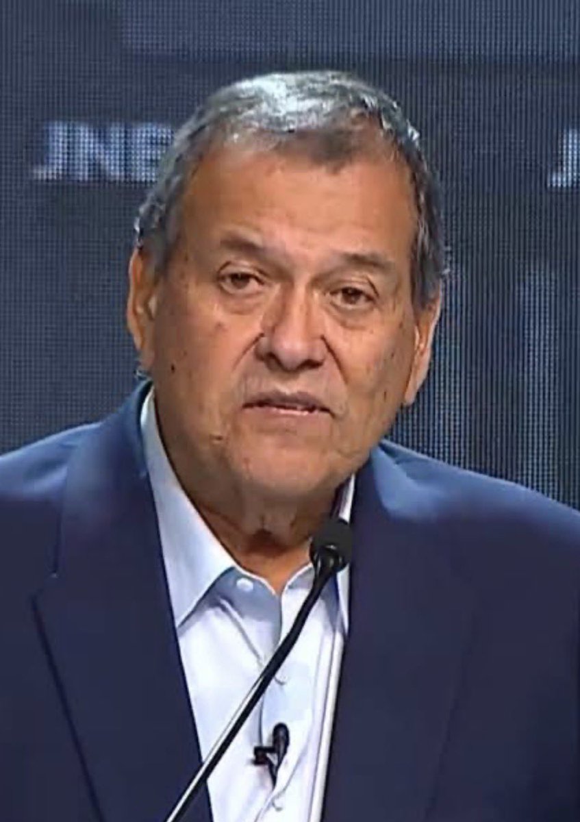 DavidGarcia295's tweet photo. Gallina que come huevo, aunque le quemen el pico.
Jorge Nieto Montesinos construyó su discurso político levantando la bandera del "centro" y presentándose como el gran articulador del país.
Un día antes de la segunda vuelta marcó distancia de la izquierda más radical y afirmó que no caminaría junto a esos sectores. Cada quien puede preguntarse por qué ese deslinde llegó recién cuando faltaban horas para que los peruanos votaran.
Después intentó excluir al fujimorismo de las mesas directivas del nuevo Congreso con su conocida frase: "ni cabeza ni parte".
Y hoy termina impulsando una alianza precisamente con esos mismos sectores de izquierda que representan a la izquierda radical para disputar el control de las mesas del Congreso.
Los hechos hablan más fuerte que los discursos.
Al final, gallina que come huevo, aunque le quemen el pico.