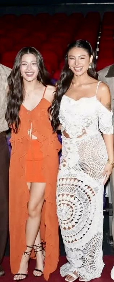 razdazanj's tweet photo. Aza and Nadine 🧎‍♀️ https://t.co/hUfpJTEeAD