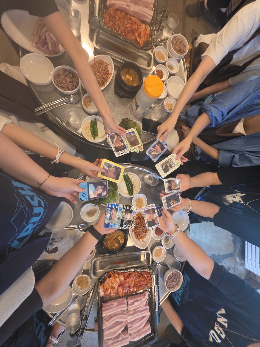 Jiwoo08091's tweet photo. 오늘은 정말 오랜만에 친척들을 만나고 온 기분.
Eㅐ빈이는 여전했고 그를 아끼는 사람들도 여전하더라.
9월 연극에서도 변함없이 다시 만나요. 
반가웠어. Eㅐ빈아. 반가웠어요. 모두 https://t.co/2VX00X5wzL