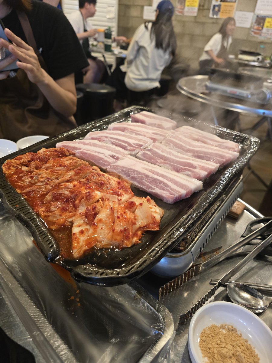 Jiwoo08091's tweet photo. 오늘은 정말 오랜만에 친척들을 만나고 온 기분.
Eㅐ빈이는 여전했고 그를 아끼는 사람들도 여전하더라.
9월 연극에서도 변함없이 다시 만나요. 
반가웠어. Eㅐ빈아. 반가웠어요. 모두 https://t.co/2VX00X5wzL