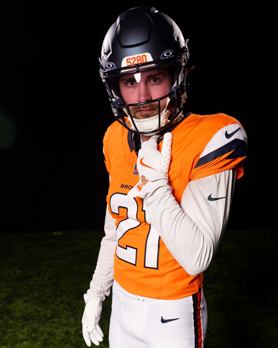 Broncos's tweet photo. 🔒⬇️😤 https://t.co/6ghgIM47cr