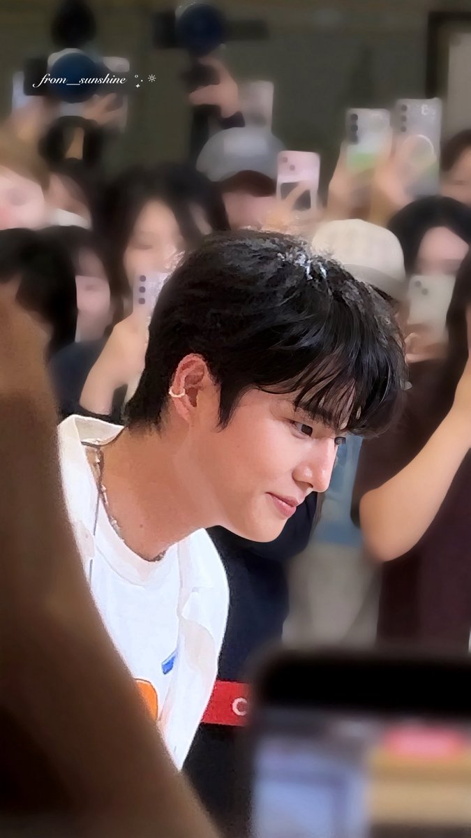 from__sunshine's tweet photo. 260726 <YOUNGEST> Busking Live 3 

케르미온느의 하루 ( ⸝⸝ᓀ .̫ ᓂ⸝⸝ )

#데이식스 #영케이 #DAY6 #YOUNGK https://t.co/nJmWCf7J8k