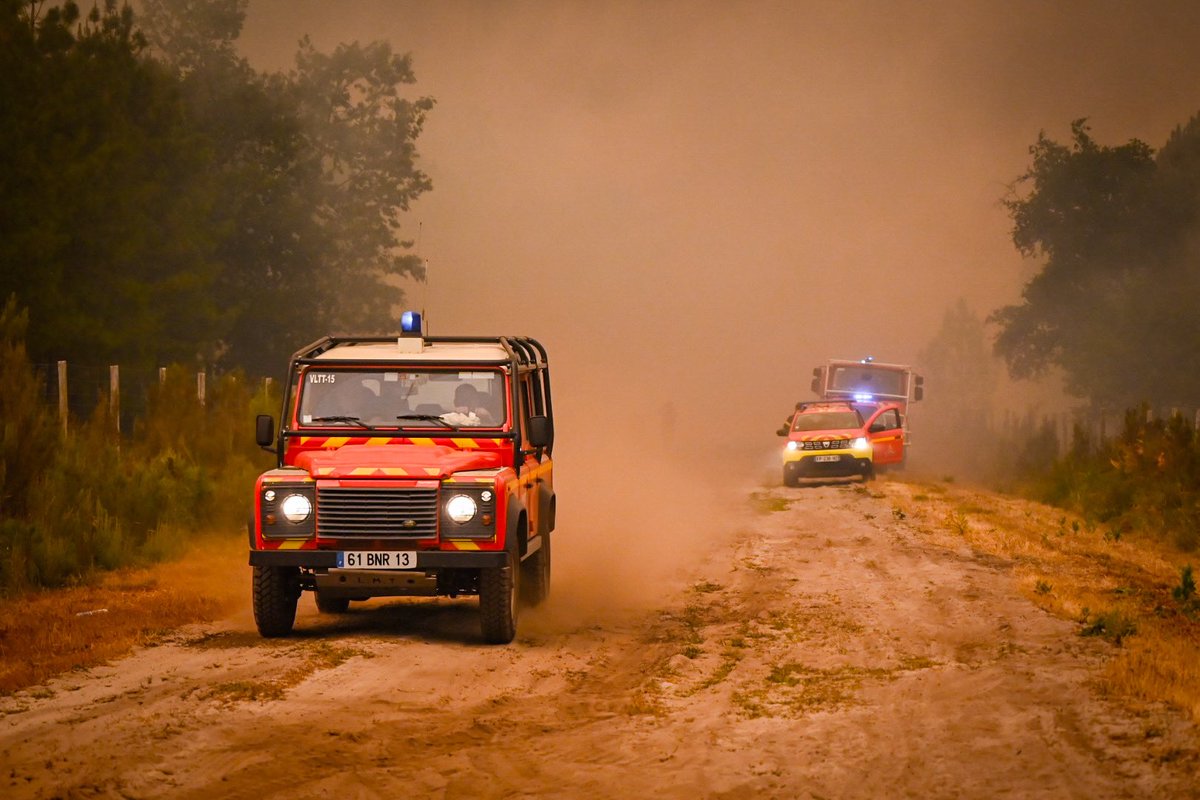 PompiersFR's tweet photo. #Incendies | En France, la lutte continue🔥

Jour et nuit, les sapeurs-#pompiers restent pleinement mobilisés pour venir à bout des incendies qui frappent notre territoire. 🇫🇷

À leurs côtés, les forces de sécurité, les militaires, les associations agréées de sécurité civile, mais aussi toute une chaîne de solidarité se mobilisent. 
La population apporte nourriture et boissons aux équipes engagées, tandis que les agriculteurs acheminent de l’eau pour alimenter les engins de lutte contre les flammes.

🙏 Merci à toutes celles et tous ceux qui soutiennent nos équipes sur le terrain. Ensemble, nous faisons front.

📸 @marionfournies / FNSPF