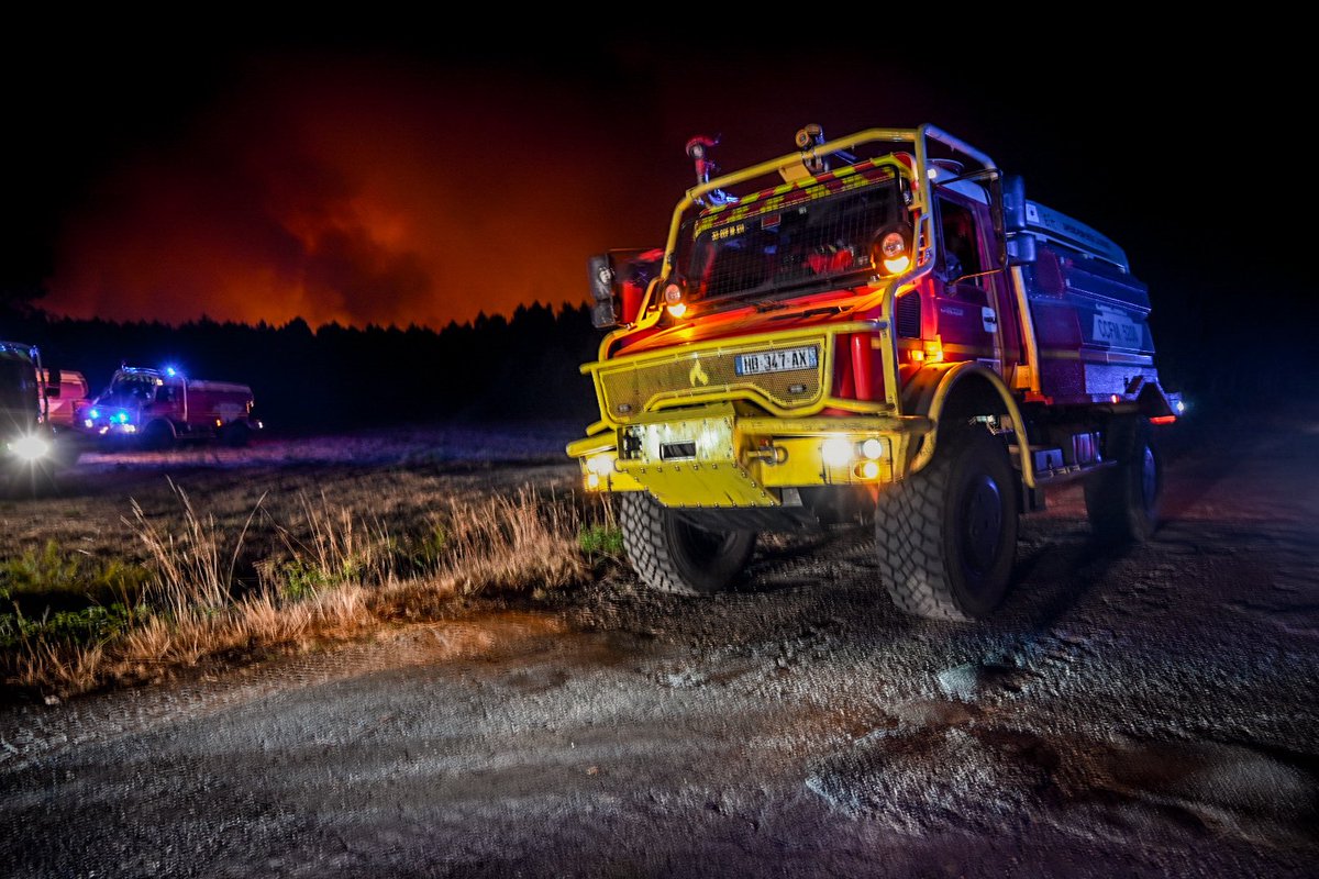 PompiersFR's tweet photo. #Incendies | En France, la lutte continue🔥

Jour et nuit, les sapeurs-#pompiers restent pleinement mobilisés pour venir à bout des incendies qui frappent notre territoire. 🇫🇷

À leurs côtés, les forces de sécurité, les militaires, les associations agréées de sécurité civile, mais aussi toute une chaîne de solidarité se mobilisent. 
La population apporte nourriture et boissons aux équipes engagées, tandis que les agriculteurs acheminent de l’eau pour alimenter les engins de lutte contre les flammes.

🙏 Merci à toutes celles et tous ceux qui soutiennent nos équipes sur le terrain. Ensemble, nous faisons front.

📸 @marionfournies / FNSPF
