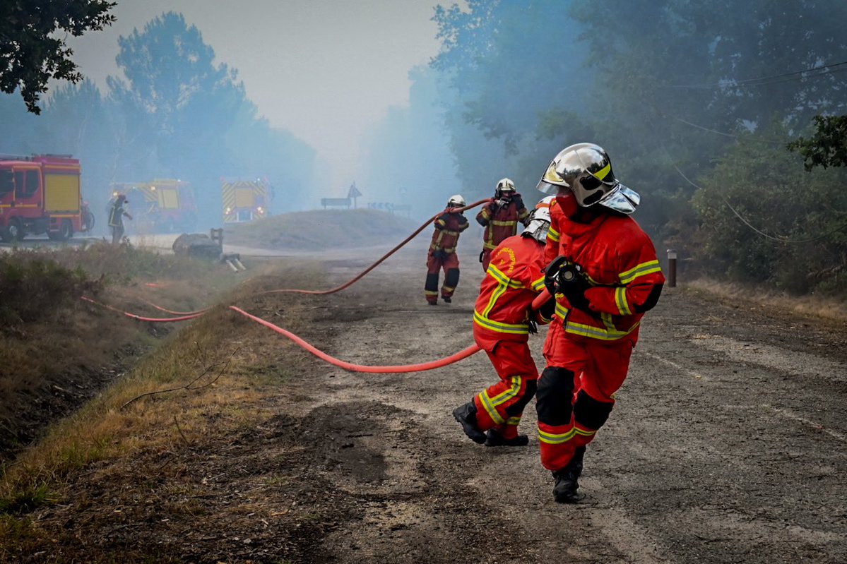 PompiersFR's tweet photo. #Incendies | En France, la lutte continue🔥

Jour et nuit, les sapeurs-#pompiers restent pleinement mobilisés pour venir à bout des incendies qui frappent notre territoire. 🇫🇷

À leurs côtés, les forces de sécurité, les militaires, les associations agréées de sécurité civile, mais aussi toute une chaîne de solidarité se mobilisent. 
La population apporte nourriture et boissons aux équipes engagées, tandis que les agriculteurs acheminent de l’eau pour alimenter les engins de lutte contre les flammes.

🙏 Merci à toutes celles et tous ceux qui soutiennent nos équipes sur le terrain. Ensemble, nous faisons front.

📸 @marionfournies / FNSPF