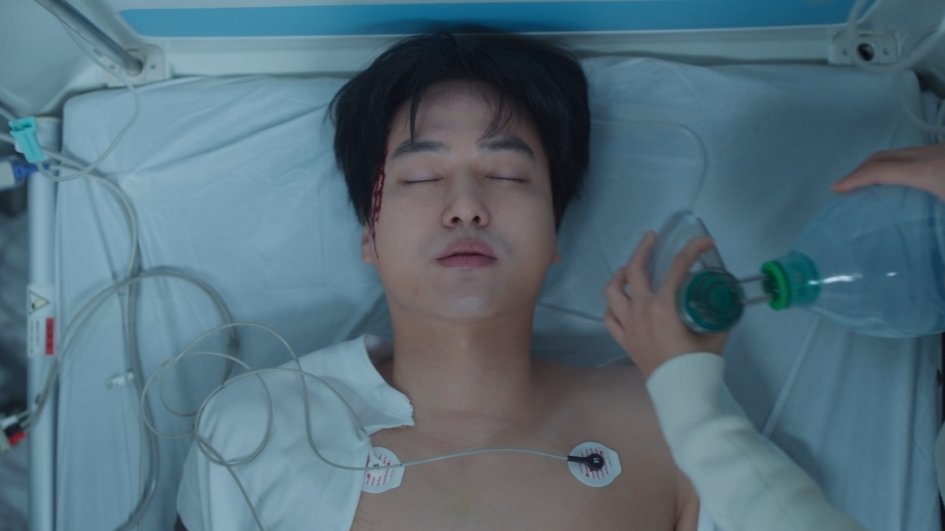 actresseunbin's tweet photo. they really didnt let gangwook catch a break, every ep somehow gets worse for him😭 #spookyinlove 

ep1: yeori beating him up
ep2: hit his head on the wall &amp; fell into the river trying to save her
ep3: found out he can see ghosts &amp; had one literally piggybacking on him
ep4: died. https://t.co/oVdzhcvf19
