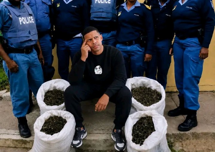 SammyRiff's tweet photo. Work so hard that one day the police want to take photos with you https://t.co/dbT7V4B5wT