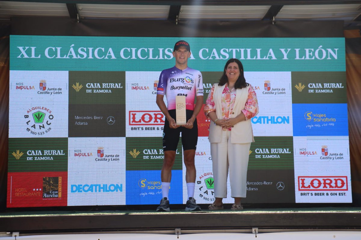 VueltaCyL's tweet photo. El resto de premiados en el día de hoy en el podio de Lubián

#ClásicaCyL26 https://t.co/XrYlFPI7mU