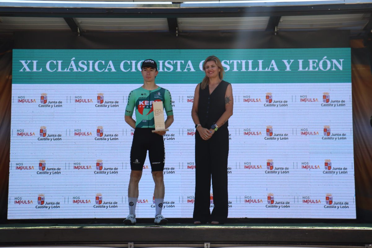 VueltaCyL's tweet photo. El resto de premiados en el día de hoy en el podio de Lubián

#ClásicaCyL26 https://t.co/XrYlFPI7mU